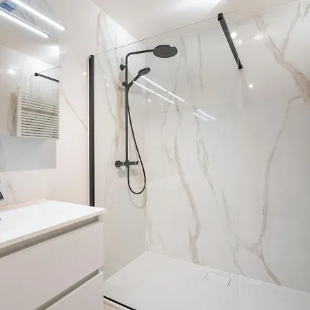 Apartment The Waves-luxurious 3bedroom App W Big Terrace & Garage