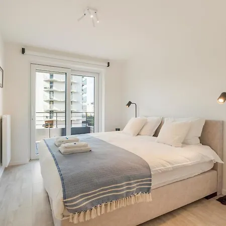 The Waves-luxurious 3bedroom App W Big Terrace & Garage Apartment *
